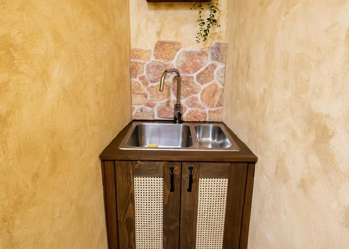 Charming Private Underground Retreat Self Check-in *